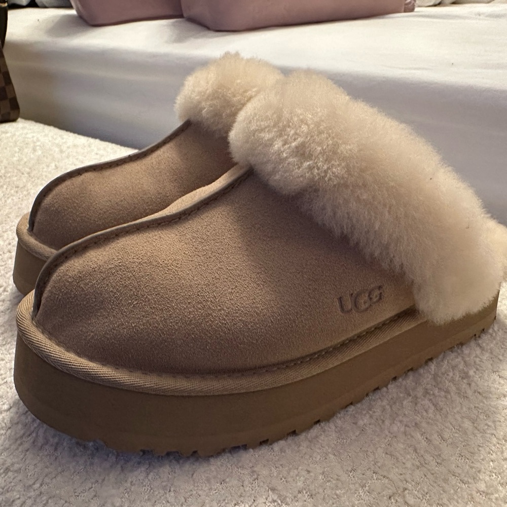 UGG Disquette platform fur slippers sand